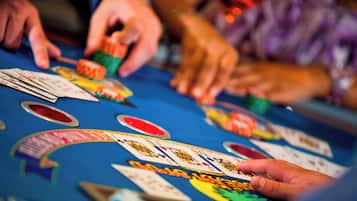 Un primo piano di un tavolo da blackjack con carte e fiches.