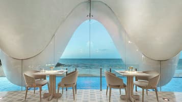 7 restaurantes, se sirven desayunos, comidas, cenas y sushi