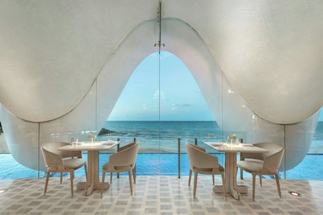 7 restaurantes; se sirve desayuno, almuerzo y cena; sushi