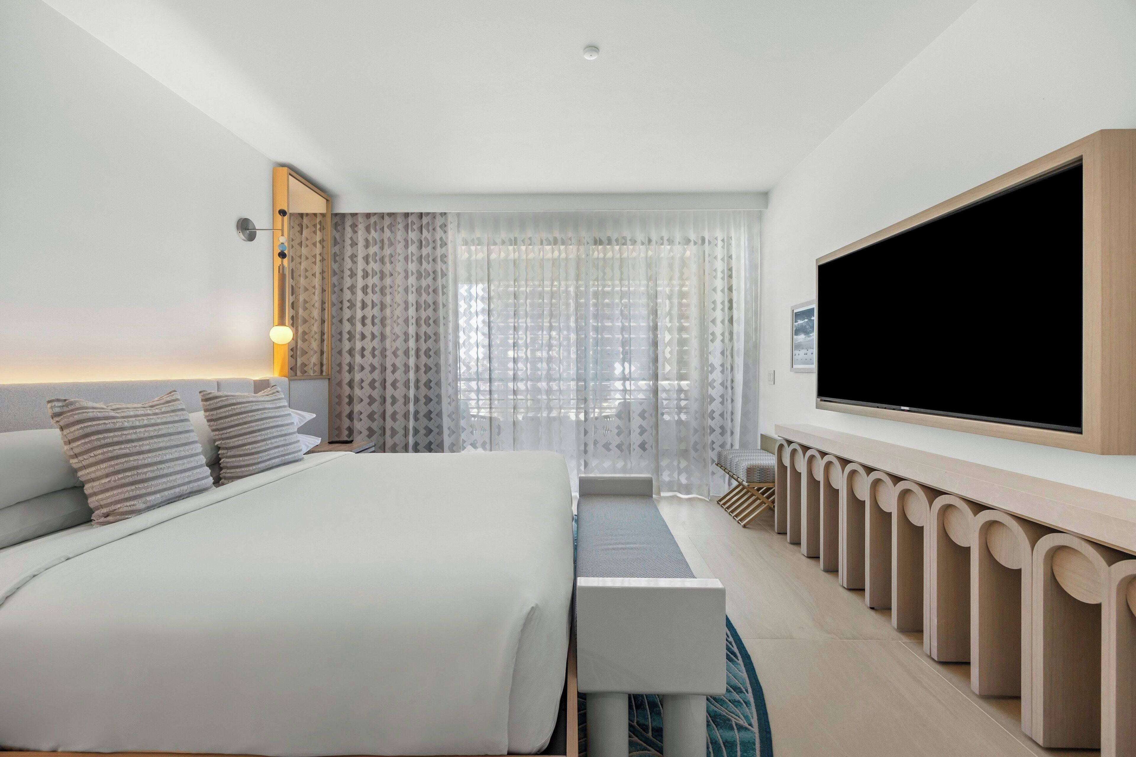 Sengetøy av topp kvalitet, dundyner, safe på rommet og skrivebord