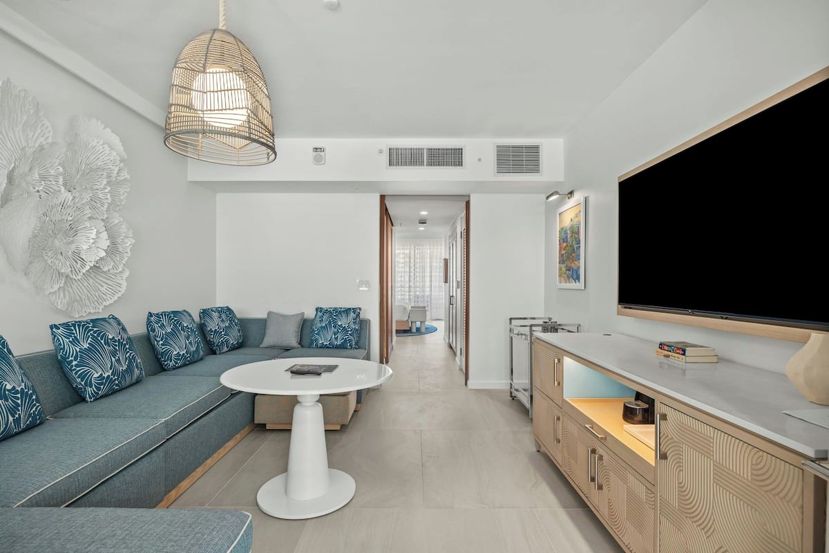 En 37-tommers LCD-TV med kabel-kanaler samt TV og iPod-dokkingstasjon