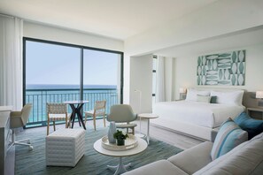 Suite júnior, 1 llit de matrimoni gran i sofà llit, balcó, vistes a l'oceà | Roba de llit d'alta qualitat, cobrellits i caixa forta a l'habitació 
