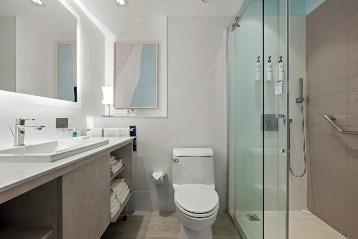 Hochwertige Bettwaren, Daunenbettdecken, Zimmersafe, Schreibtisch