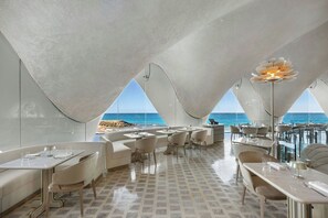 7 restaurantes, se sirven desayunos, comidas, cenas y sushi
