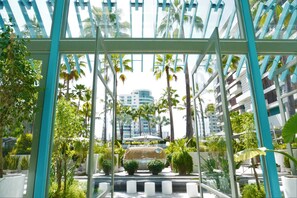 4 bars-salons, 2 bars sur la plage, bar attenant à la piscine