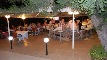 Daily continental breakfast (EUR 6.5 per person)