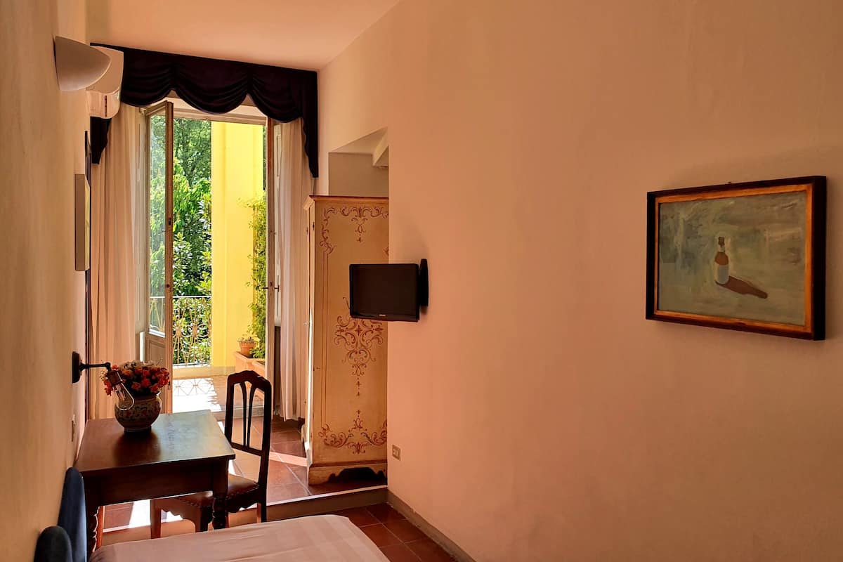 Single Room | In-room safe, desk, iron/ironing board (on request)