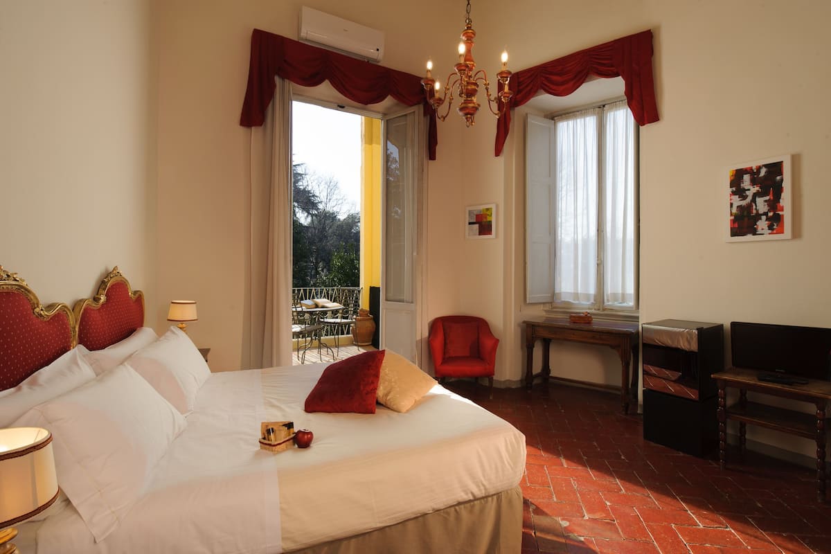 Deluxe Double Room, Balcony | In-room safe, desk, iron/ironing board (on request)