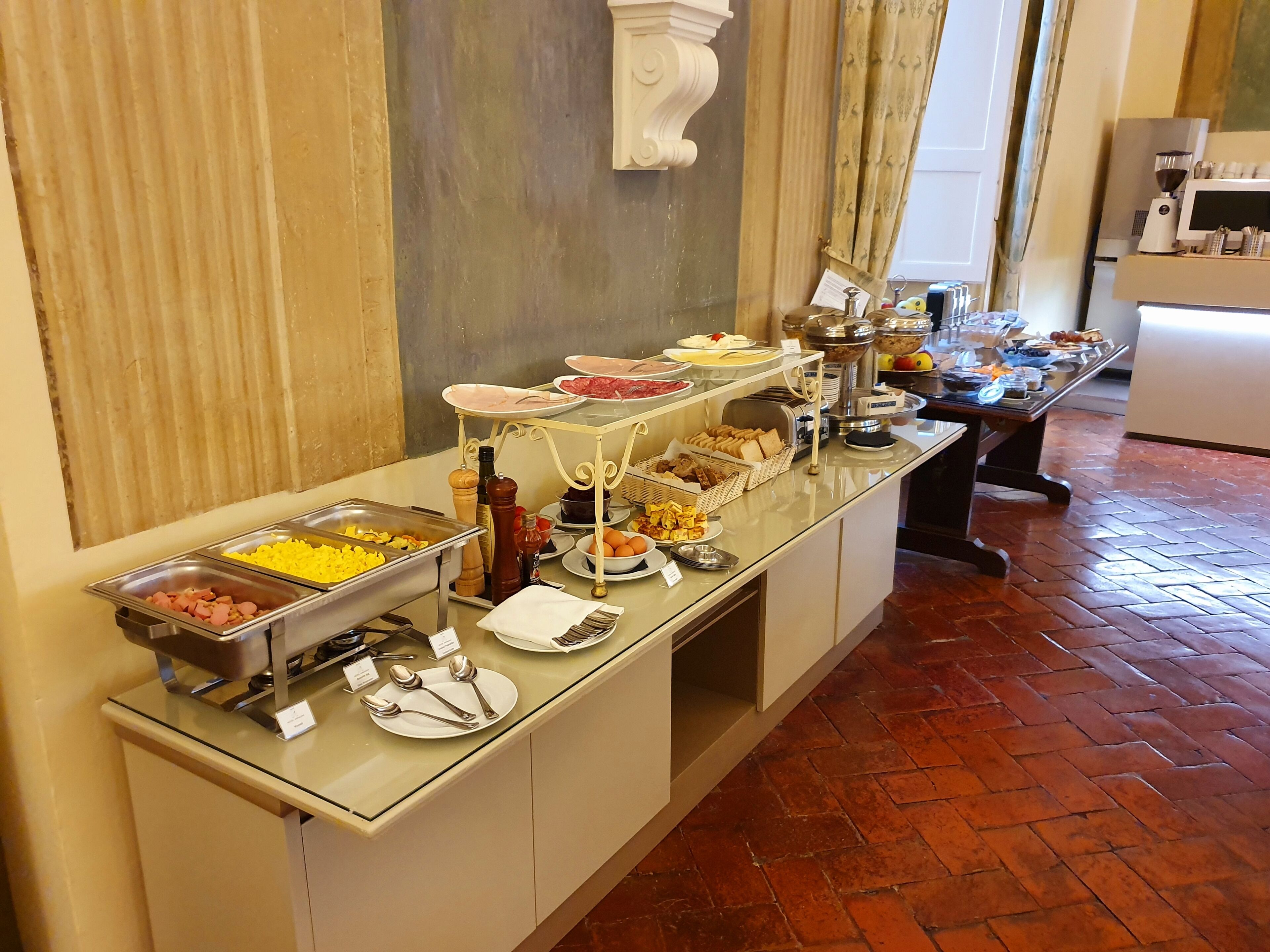 Daily buffet breakfast (EUR 7.5 per person)