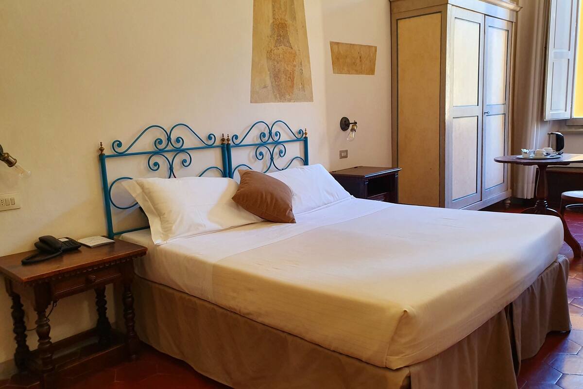 In-room safe, desk, iron/ironing board (on request)