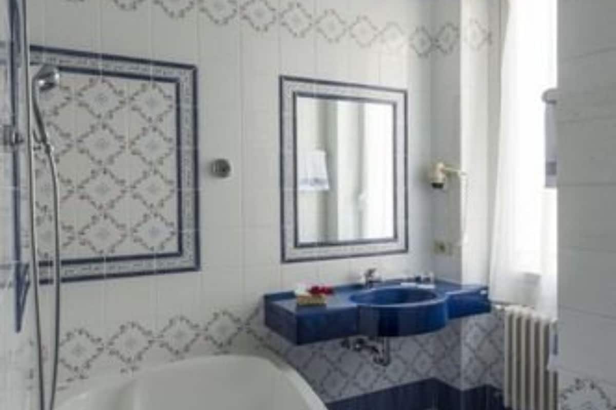 junior suite | bathroom | combined shower/bathtub, free toiletries, hair dryer, slippers