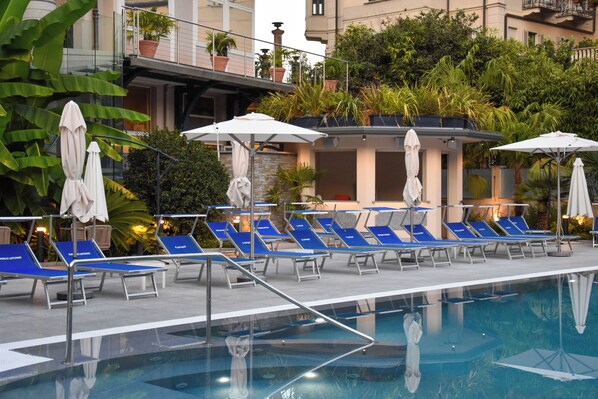 Outdoor pool, pool loungers