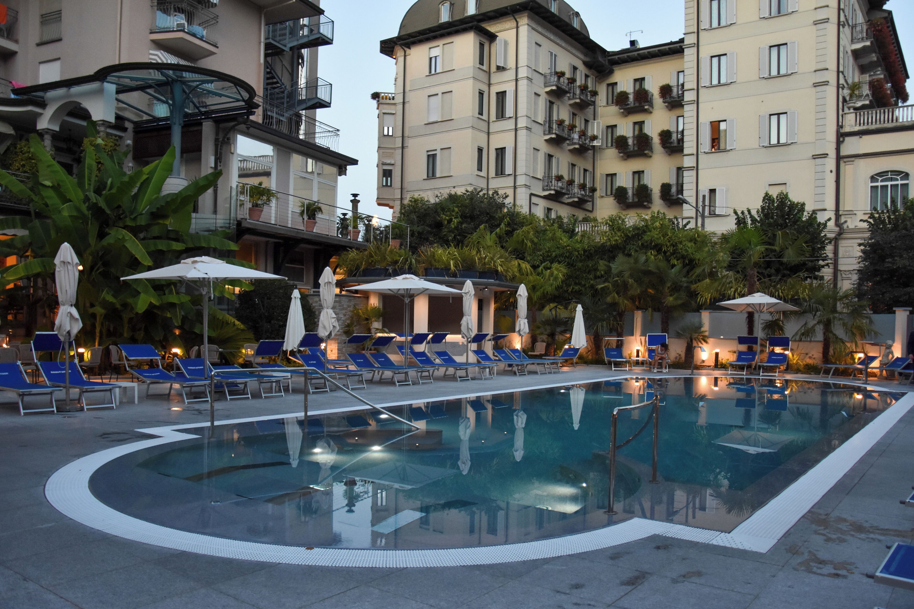 حمّام سباحة خارجي، مقاعد للتشمس