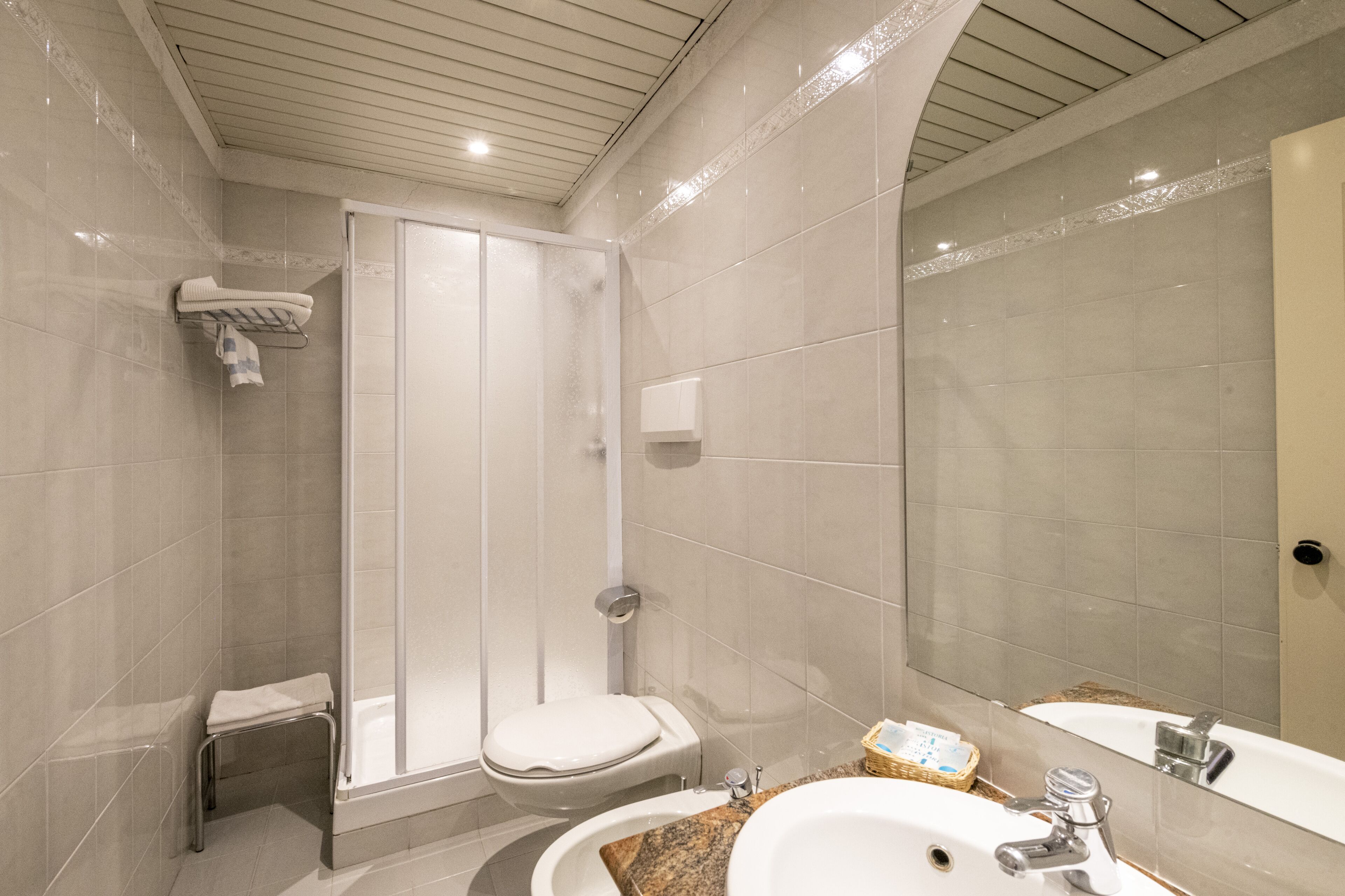 standard double room, annex building | bathroom | combined shower/bathtub, free toiletries, hair dryer, slippers