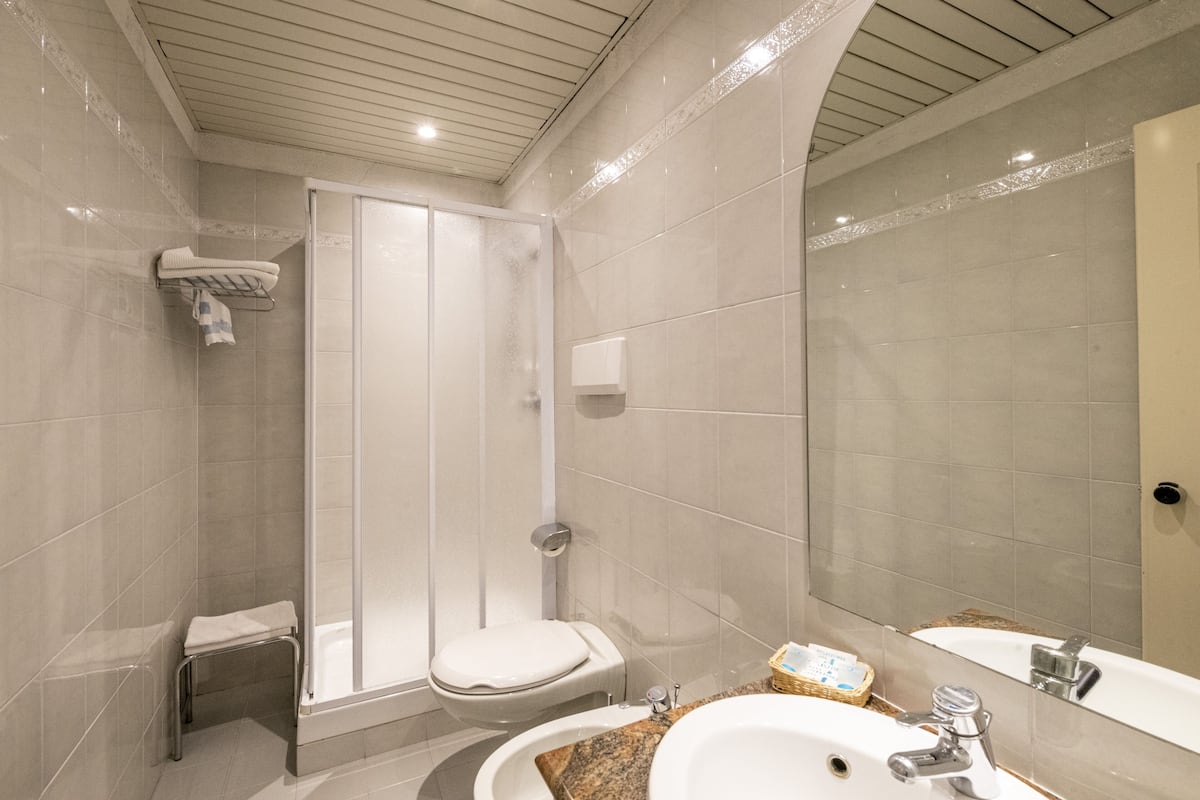 standard double room, annex building | bathroom | combined shower/bathtub, free toiletries, hair dryer, slippers