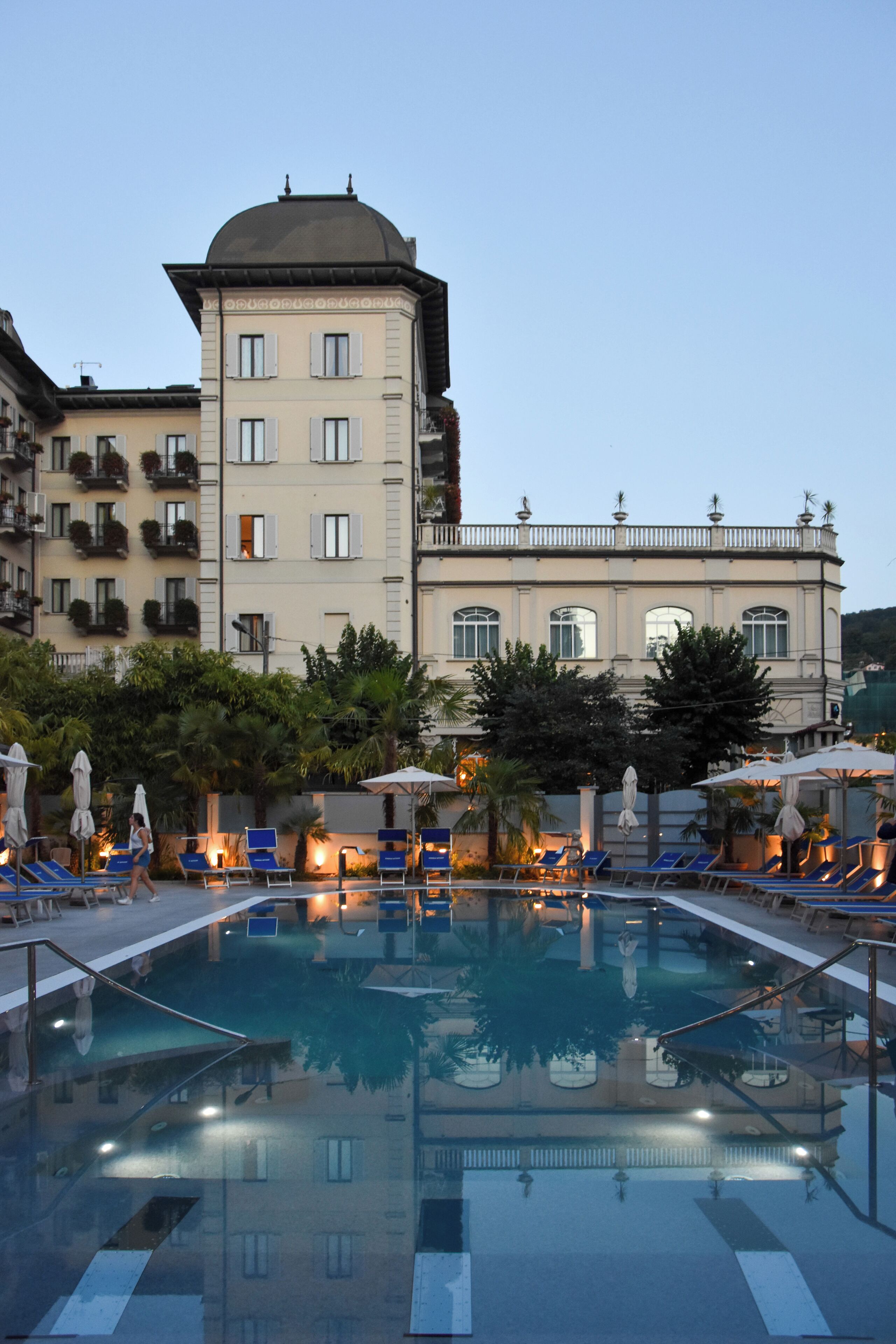 Piscine extérieure, chaises longues