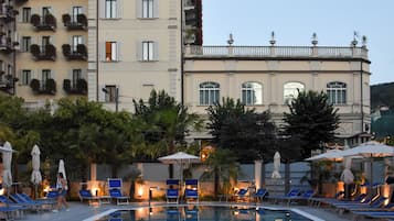 Außenpool, Liegestühle