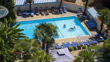 Piscine extérieure, chaises longues