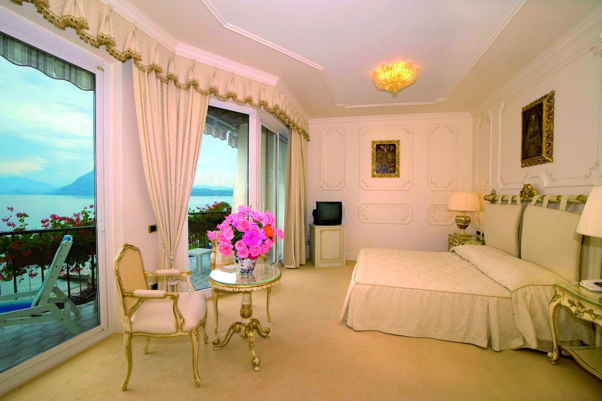 junior suite | 1 bedroom, down duvets, minibar, in-room safe