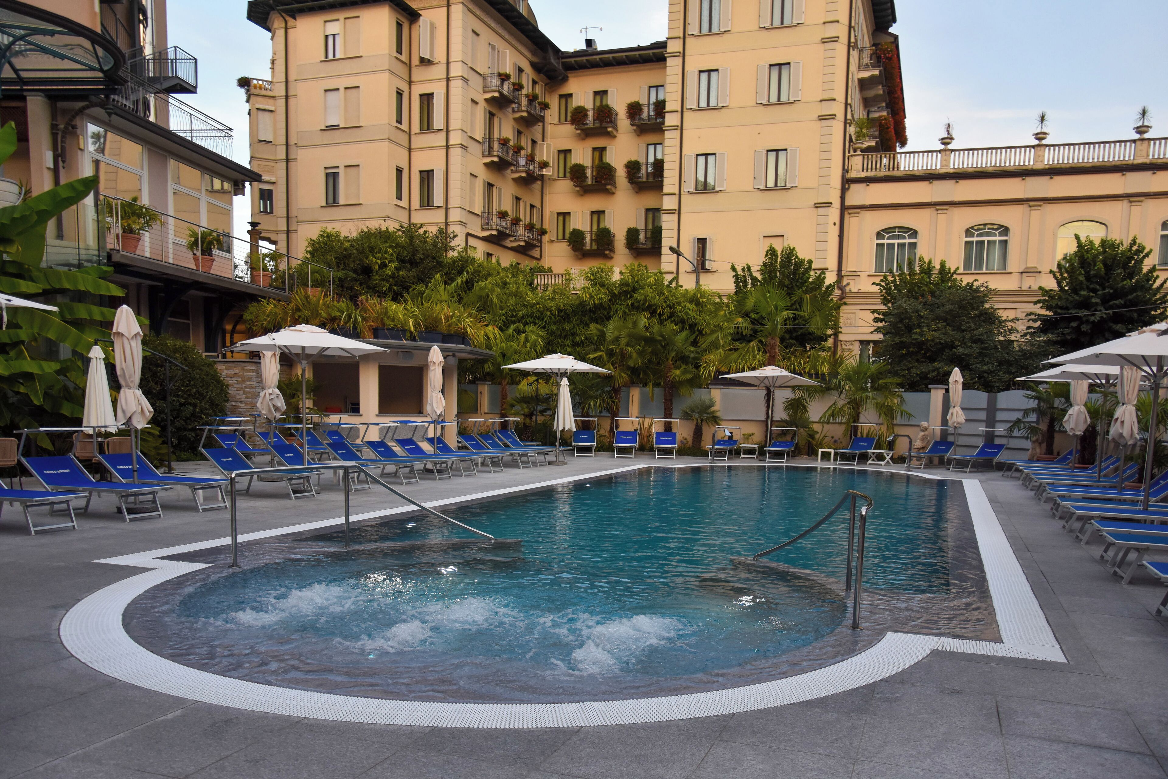 Utendørsbasseng og solsenger