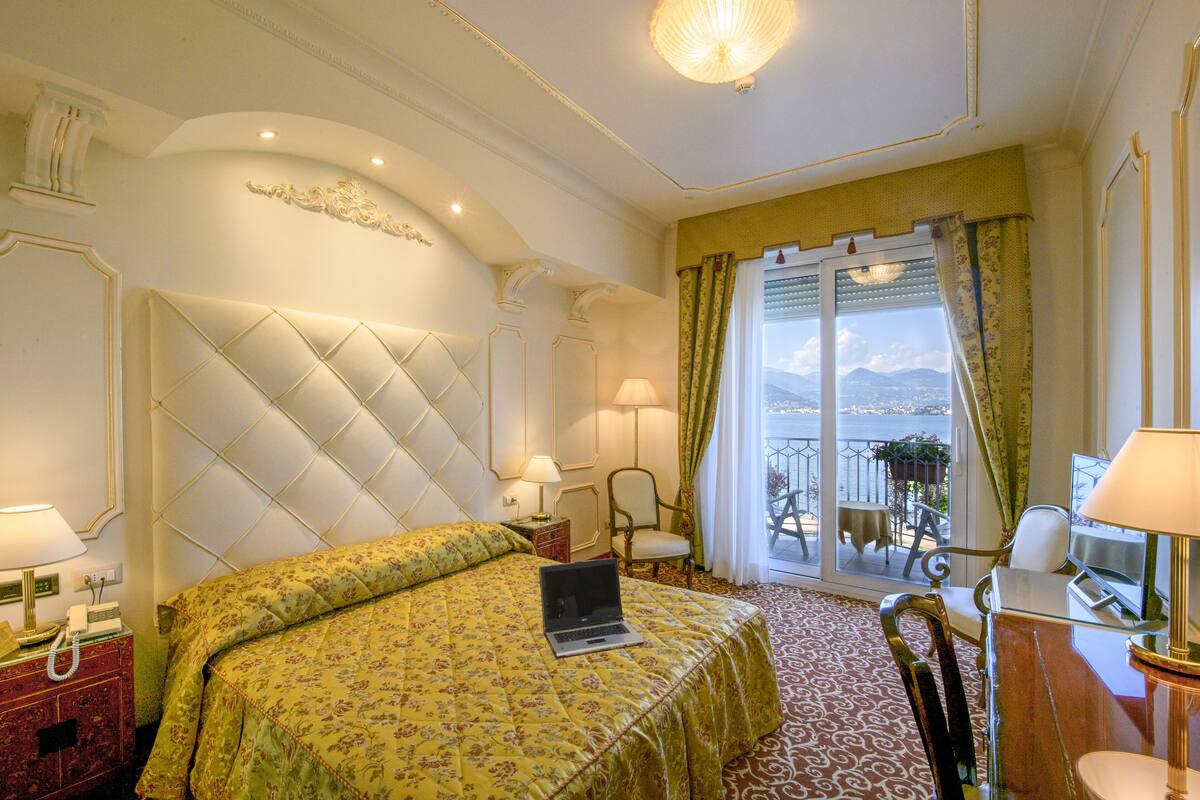 deluxe double room | 1 bedroom, down duvets, minibar, in-room safe