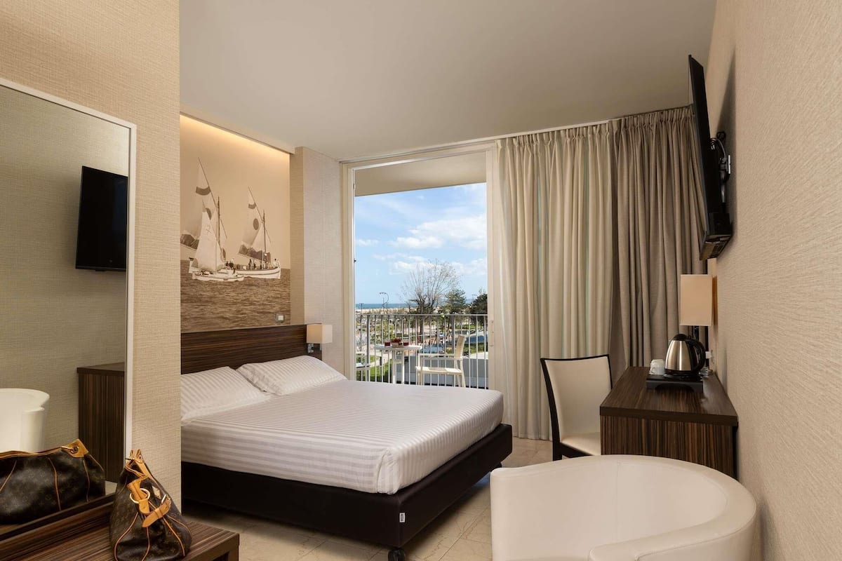 Classic Room, 1 Double Bed, Terrace | Pillowtop beds, minibar, in-room safe, desk