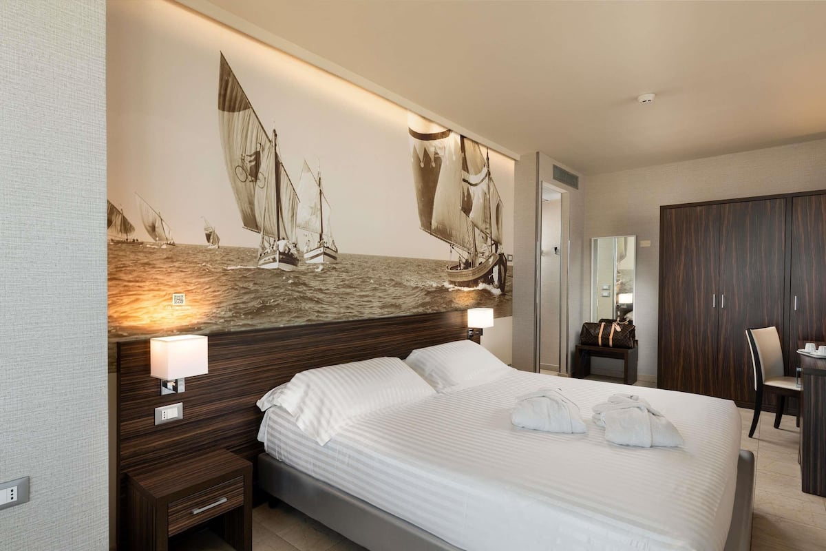 Privilege - Rum - 1 dubbelsäng - terrass - havsutsikt | Bäddmadrasser, minibar, värdeförvaringsskåp på rummet och skrivbord