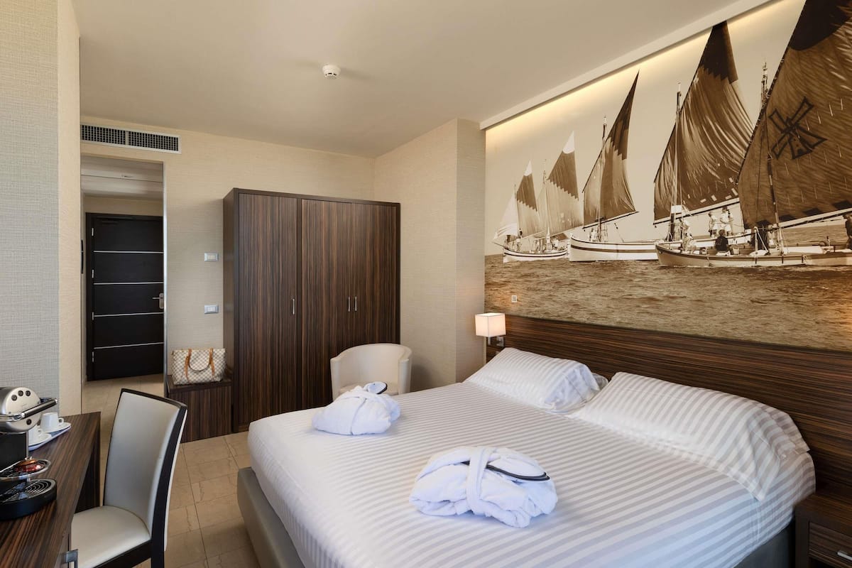 Privilege, Room with 1 double bed, terrace, sea view | Minibar, in-room safe, desk, blackout drapes