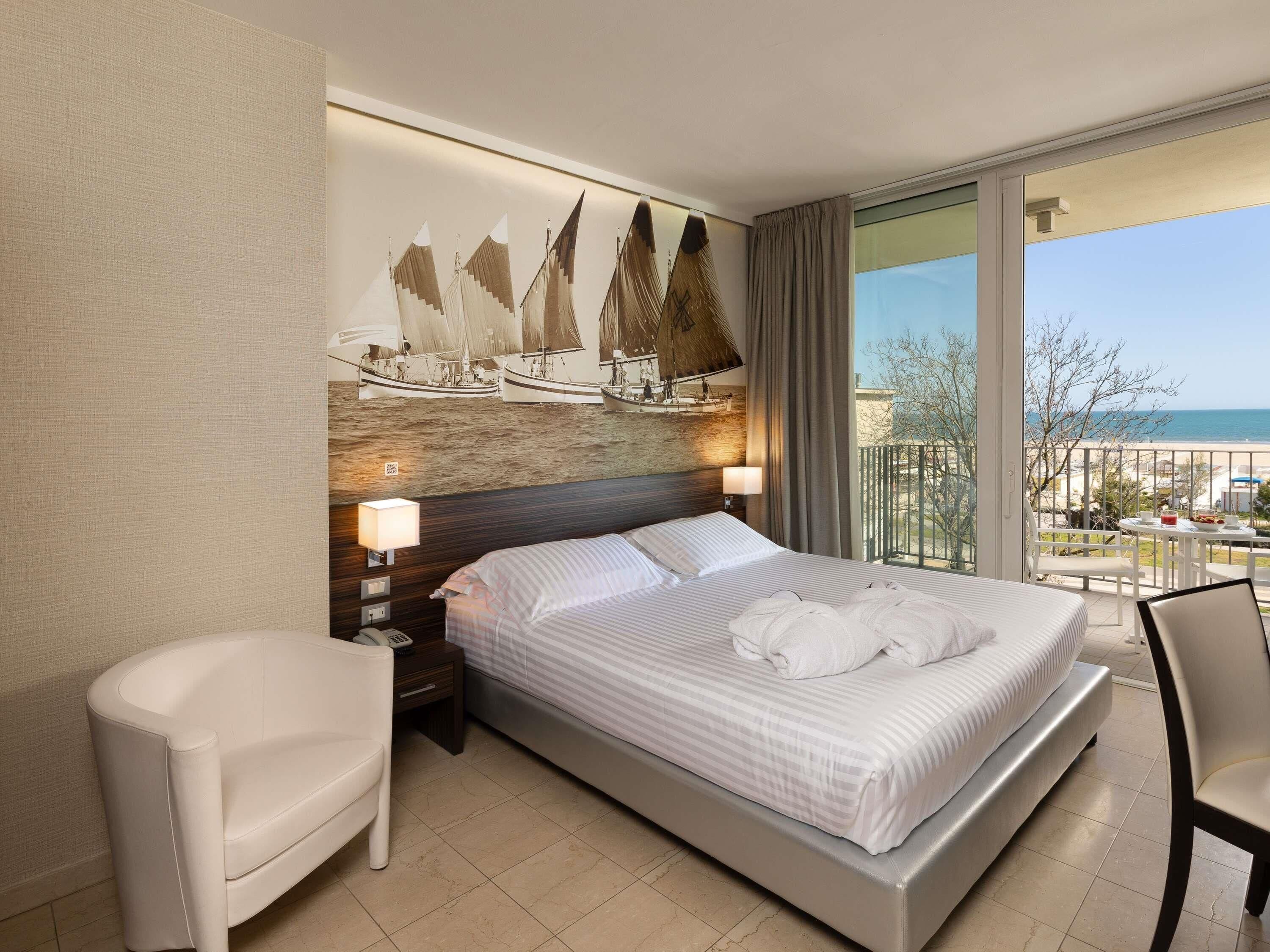 Privilege, Room with 1 double bed, terrace, sea view | Surmatelas, minibar, coffres-forts dans les chambres, bureau