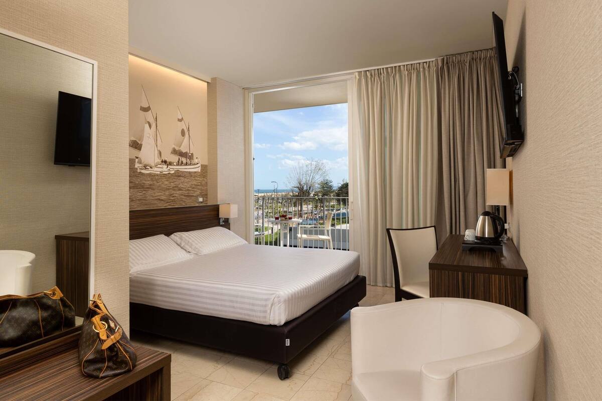 Classic Room, 1 Double Bed, Terrace | Pillowtop beds, minibar, in-room safe, desk