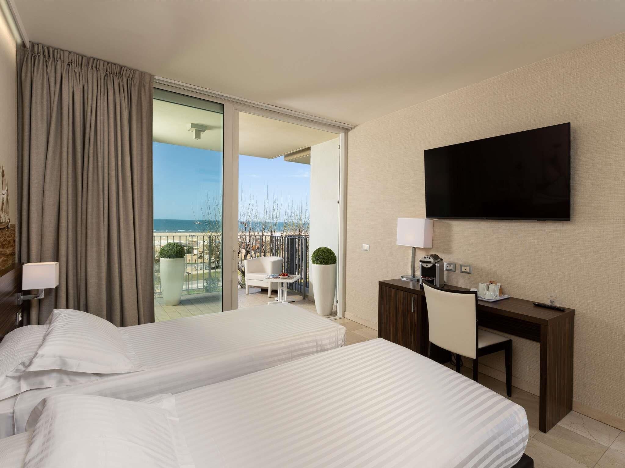Privilege, Room with 2 single beds, terrace, sea view | Pillowtop-Betten, Minibar, Zimmersafe, Schreibtisch