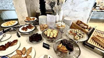 Colazione a buffet, servita tutte le mattine (15 EUR a persona)