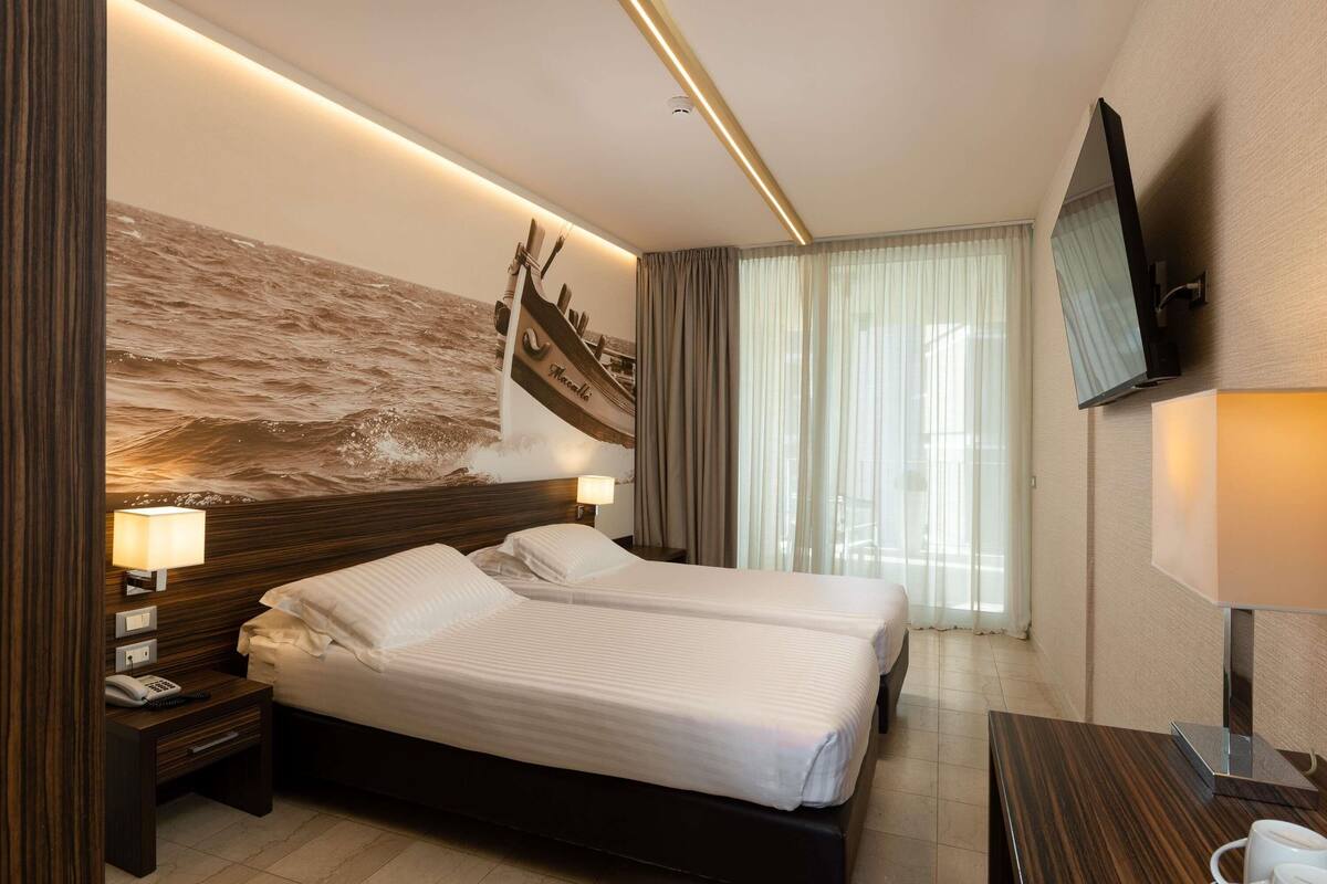 Classic Room, 2 Twin Beds, Terrace | Pillowtop beds, minibar, in-room safe, desk