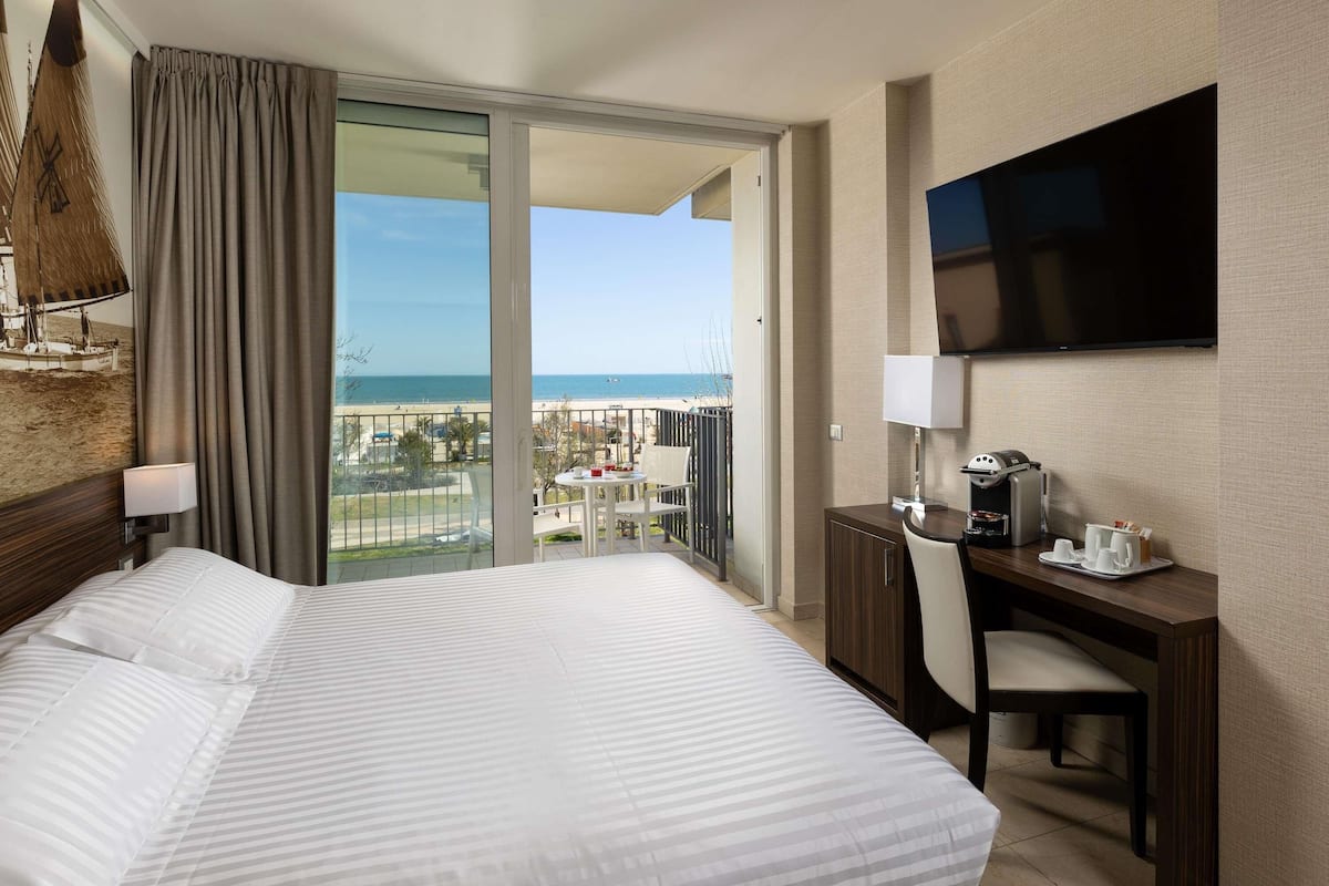Privilege, Kamar, 1 Tempat Tidur Double, teras, pemandangan laut | Bantalan ekstra lembut, minibar, brankas, dan meja kerja