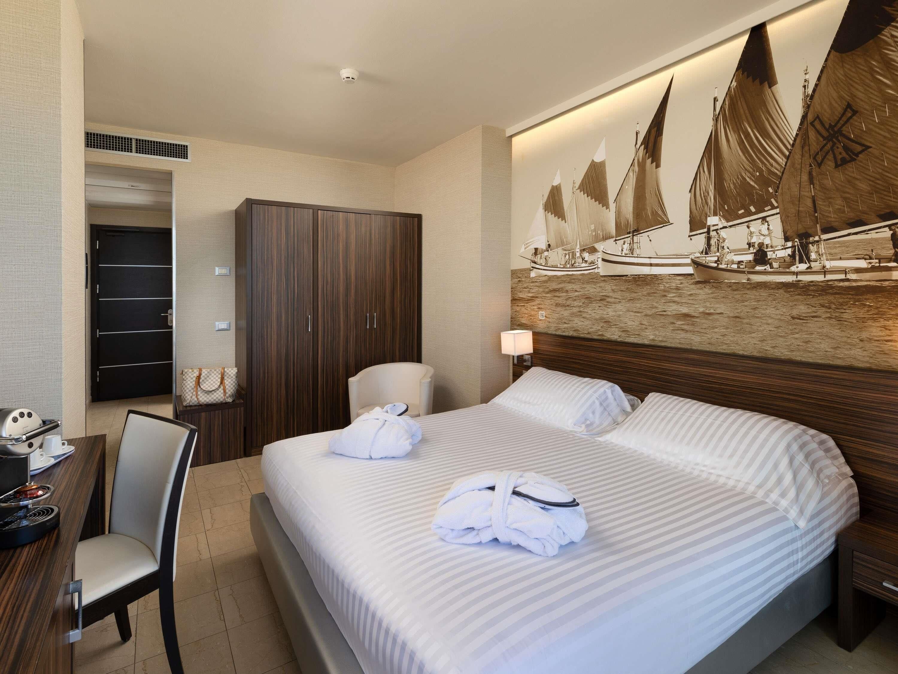 Colchones con pillow-top, minibar y caja de seguridad en la habitación 