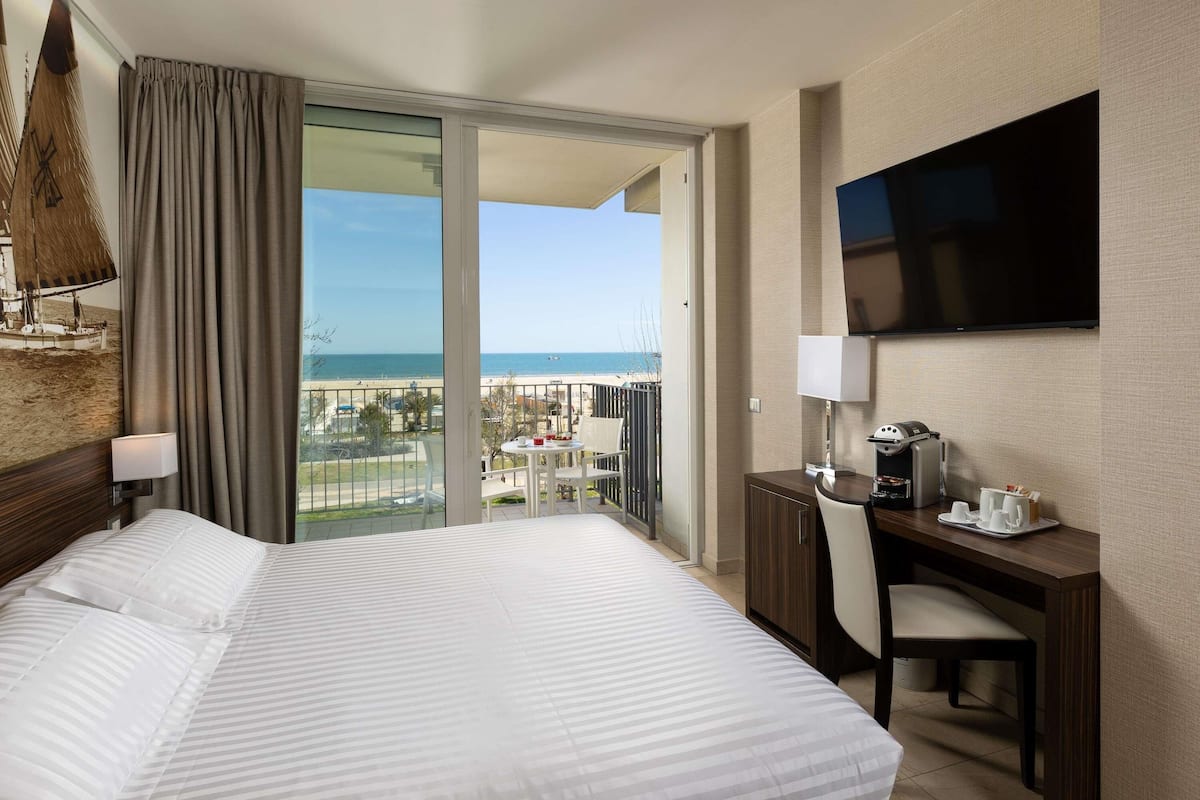 Minibar, Zimmersafe, Schreibtisch, Verdunkelungsvorhänge