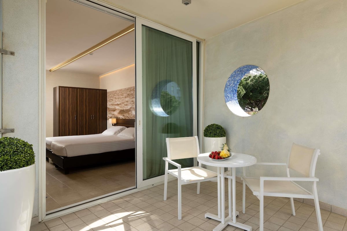 Classic Room, 2 Twin Beds, Terrace | Minibar, in-room safe, desk, blackout drapes