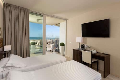 Privilege, Room with 2 single beds, terrace, sea view | Materassi a doppio strato, minibar, una cassaforte in camera