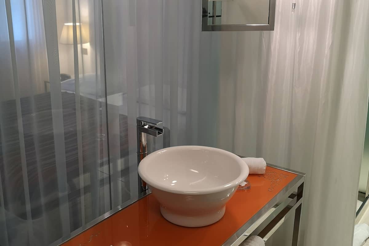 shower, rainfall showerhead, free toiletries, hair dryer