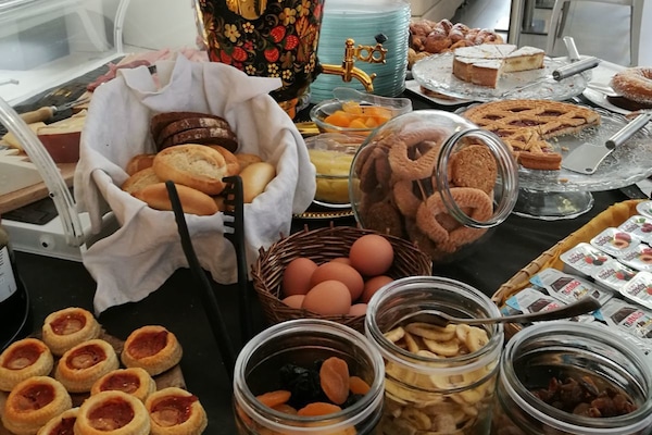 Free daily continental breakfast