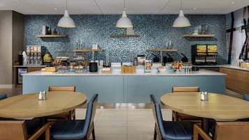 Café da manhã completo grátis todos os dias