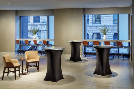 Springhill Suites by Marriott Chicago Downtown River North - Image 25
