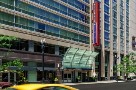 Springhill Suites by Marriott Chicago Downtown River North - Image 14