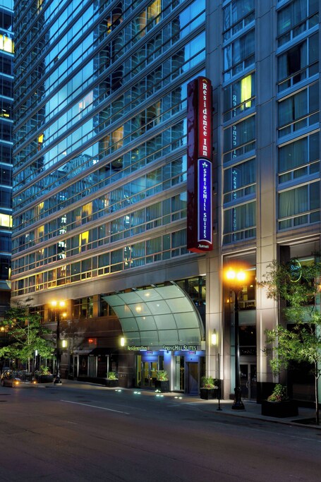 Springhill Suites by Marriott Chicago Downtown River North - Image 1