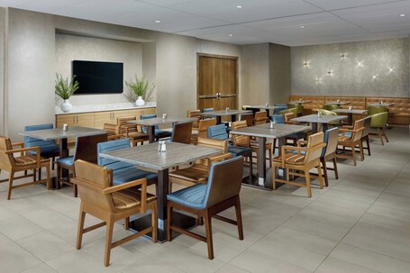 Springhill Suites by Marriott Chicago Downtown River North - Image 17