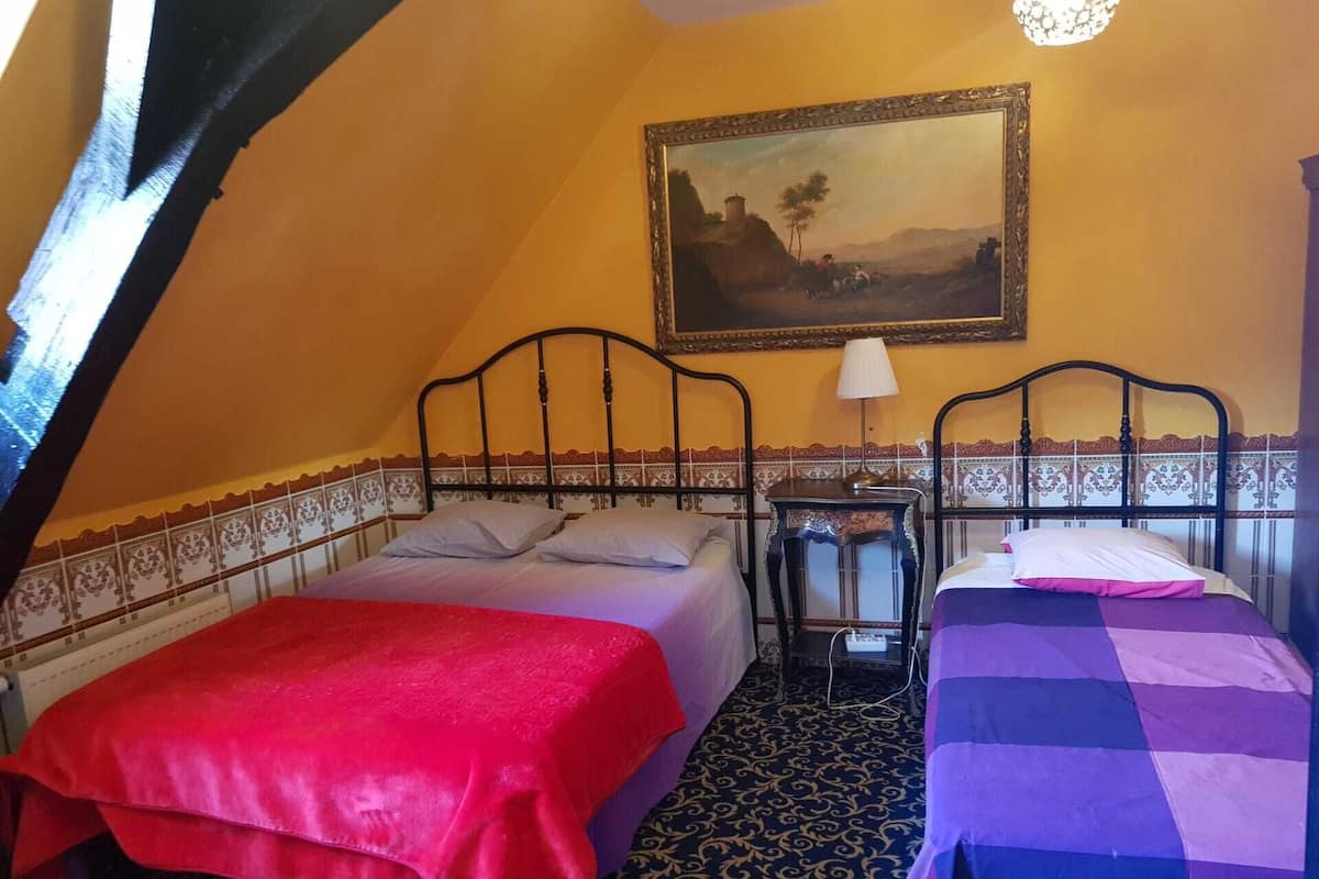 Kamer, 1 twee- of 2 eenpersoonsbedden | Een kluis op de kamer, gratis babybedden, gratis wifi, beddengoed