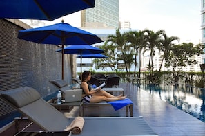 Outdoor pool, pool umbrellas, pool loungers - Hilton Bangkok Grande Asoke (Bangkok)