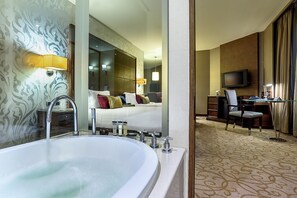 Presidentiële suite, 2 slaapkamers | Badkamer | Een aparte badkuip en douche, een bronwaterbad