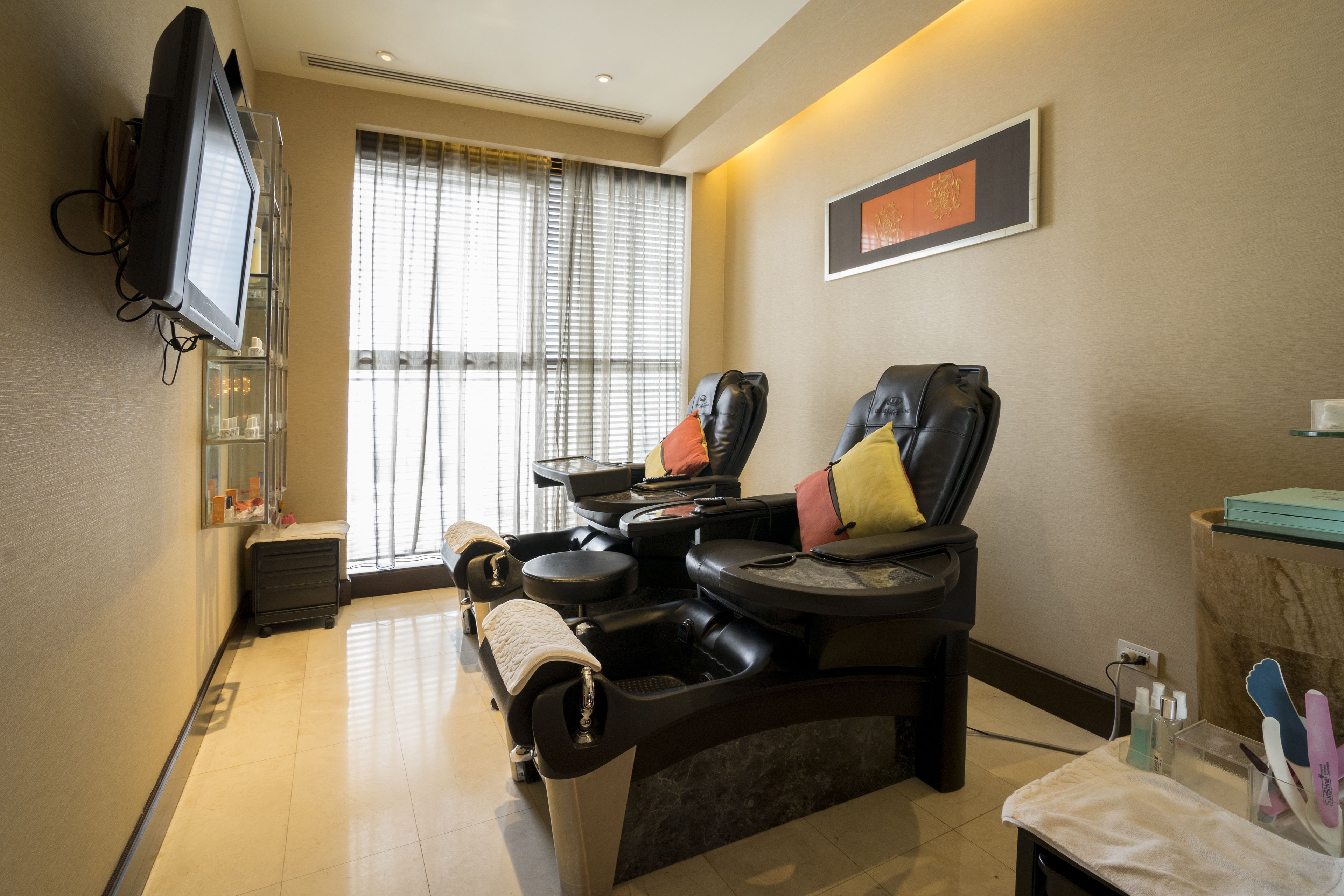 couples treatment room(s), sauna, hot tub, steam room, body treatments