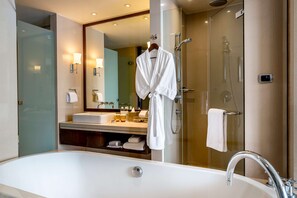 Separate bathtub and shower, spring water bathtub - Hilton Bangkok Grande Asoke (Bangkok)